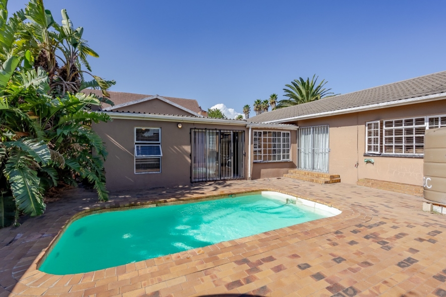 5 Bedroom Property for Sale in Bothasig Western Cape